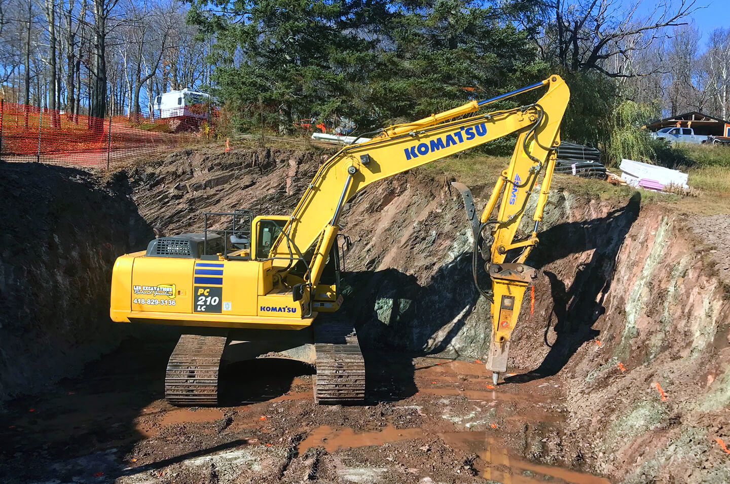 Excavation pour fondation de maison, garage ou bâtiment Excavation pour fondation de maison, garage ou bâtiment